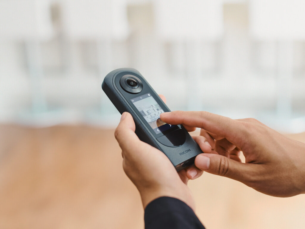 RICOH THETA X: Новые возможности благодаря большому сенсорному дисплею